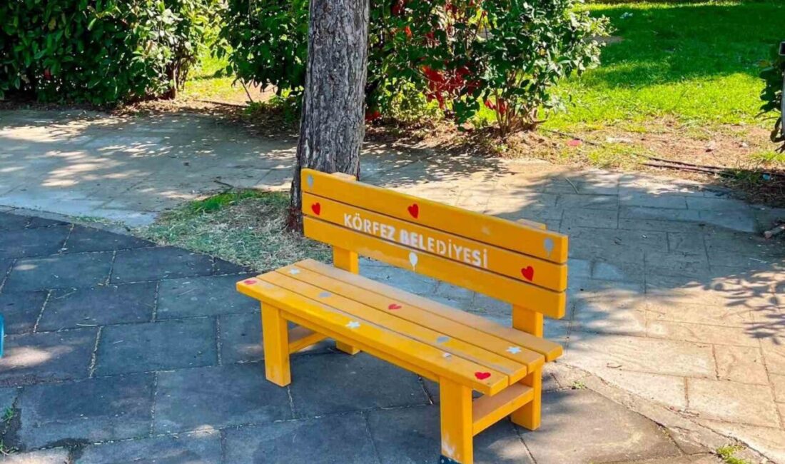 Çocuklar için parklara özel oturma grupları yerleştiriliyor Körfez’deki park ve yeşil alanlarda çocukların daha rahat vakit geçirebilmesi