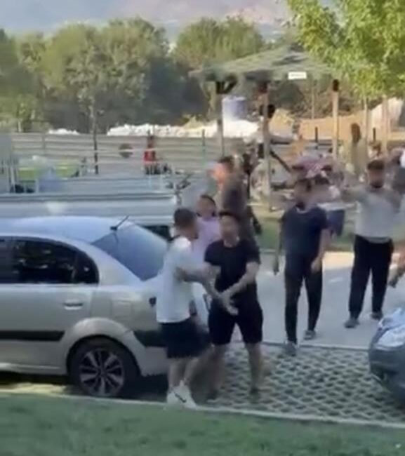 Bursa'da Cumalıkızık Kent Parkı'nda piknik yapmak için parka gelen iki