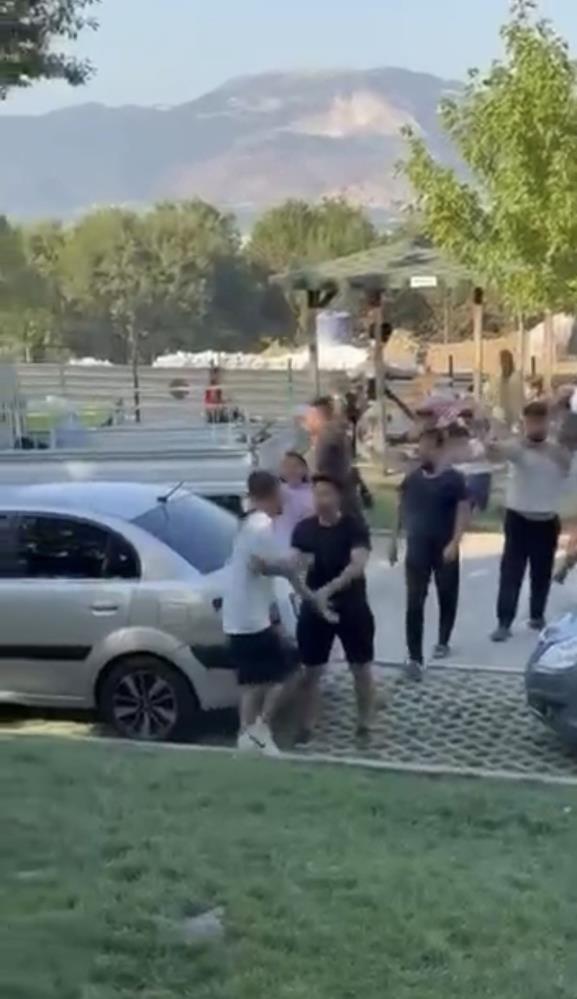 Bursa'da Cumalıkızık Kent Parkı'nda piknik yapmak için parka gelen iki