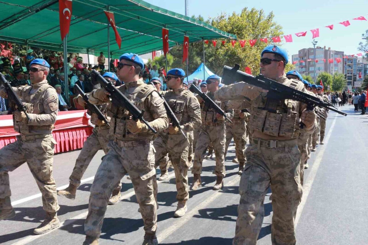 Dana derisini giyip, at kılından bıyık taktılar 32 Bülten Medya -