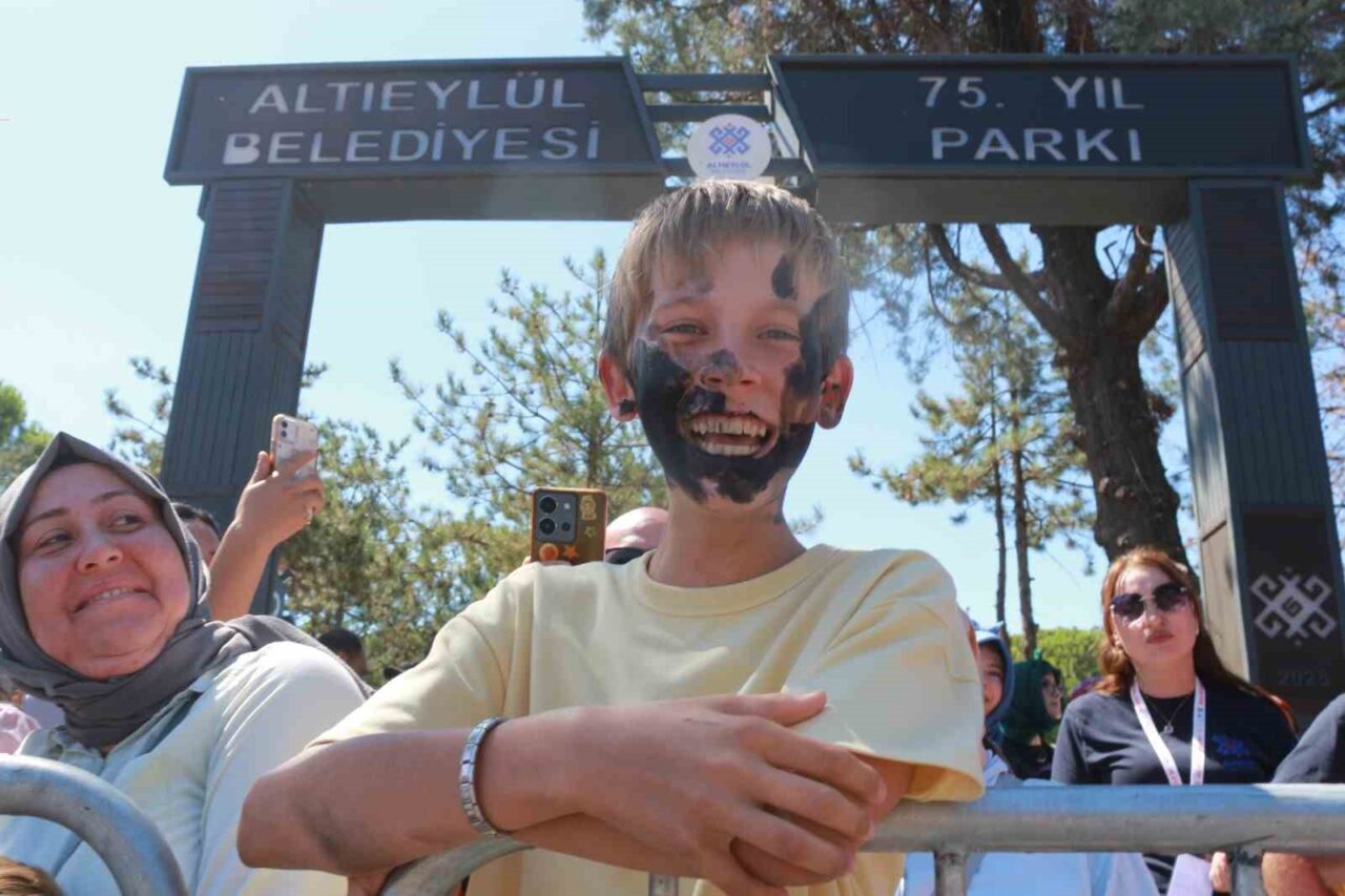Dana derisini giyip, at kılından bıyık taktılar 34 Bülten Medya -
