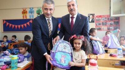 Kocaeli’nin Dilovası ilçesinde birinci sınıfa başlayacak tüm öğrencilere okul çantası