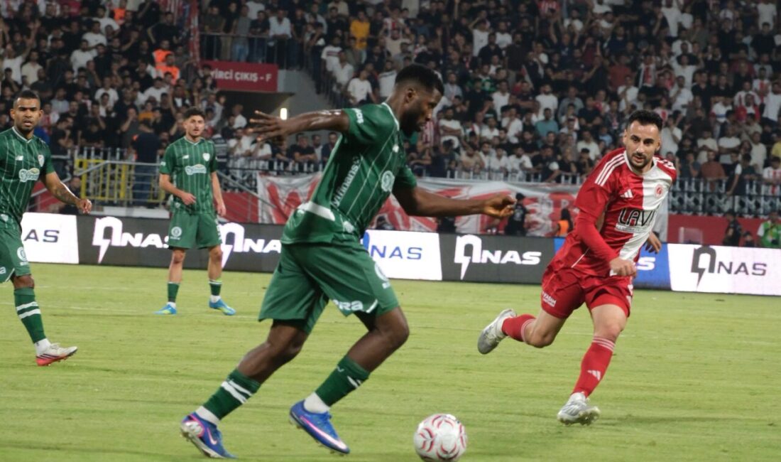 Aldık, geldik. Bursaspor, 1-0 geriye düştüğü maçta ikinci yarıdaki oyunuyla sahadan 2-1
