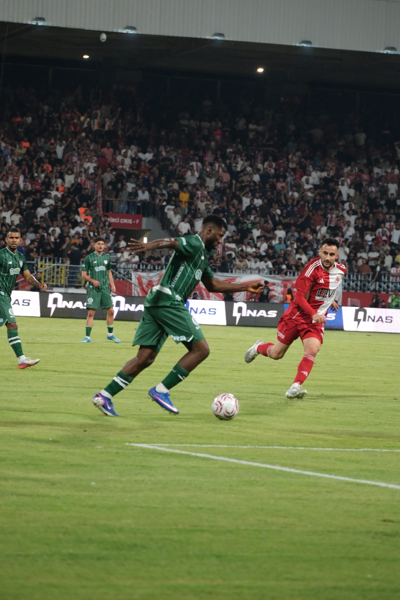 Bursaspor, 1-0 geriye düştüğü maçta ikinci yarıdaki oyunuyla sahadan 2-1