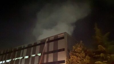 Bursa’nın İnegöl ilçesinde bir tekstil fabrikasının çatısında çıkan yangın, itfaiye