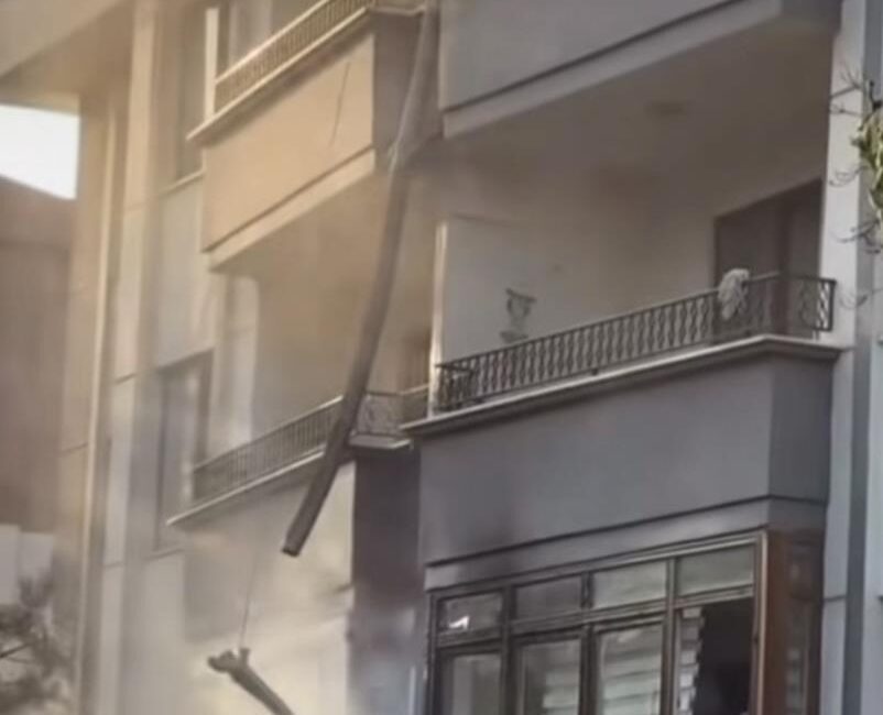 Bursa'da elektrikli araç şarj istasyonunda çıkan yangın, yakındaki daireye sıçradı.