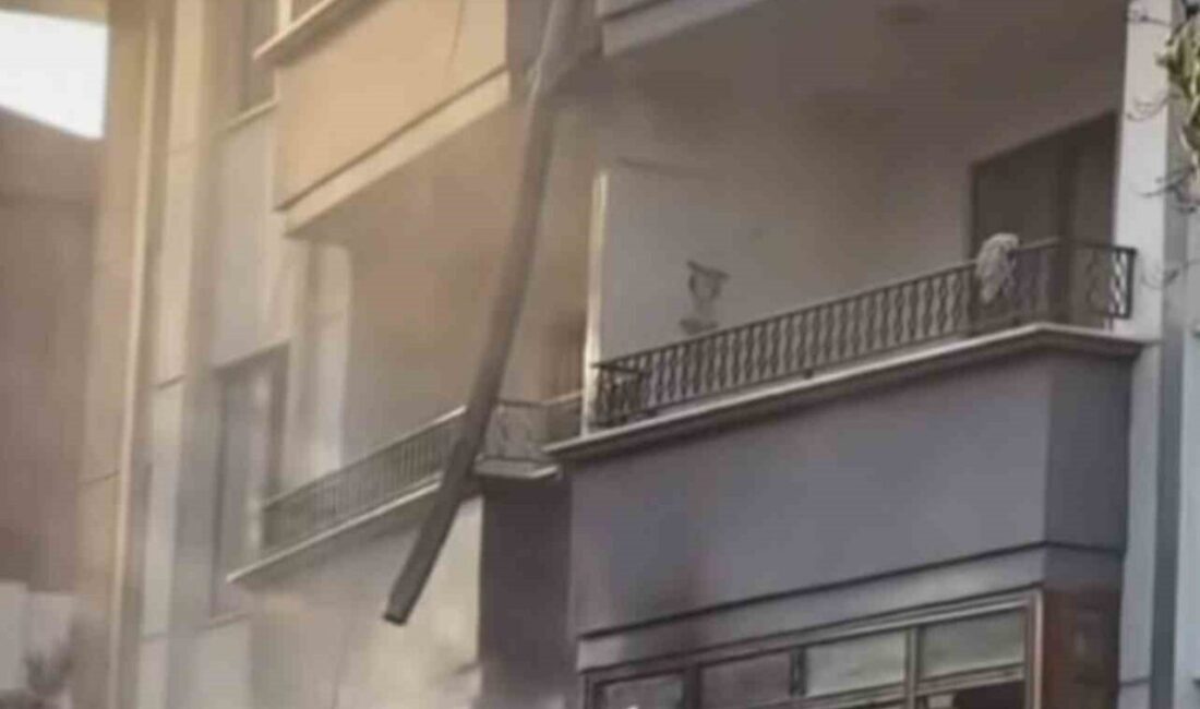 Elektrikli araç şarj istasyonunda çıkan yangın daireye sıçradı Bursa’da elektrikli araç şarj istasyonunda çıkan yangın, yakındaki daireye sıçradı.