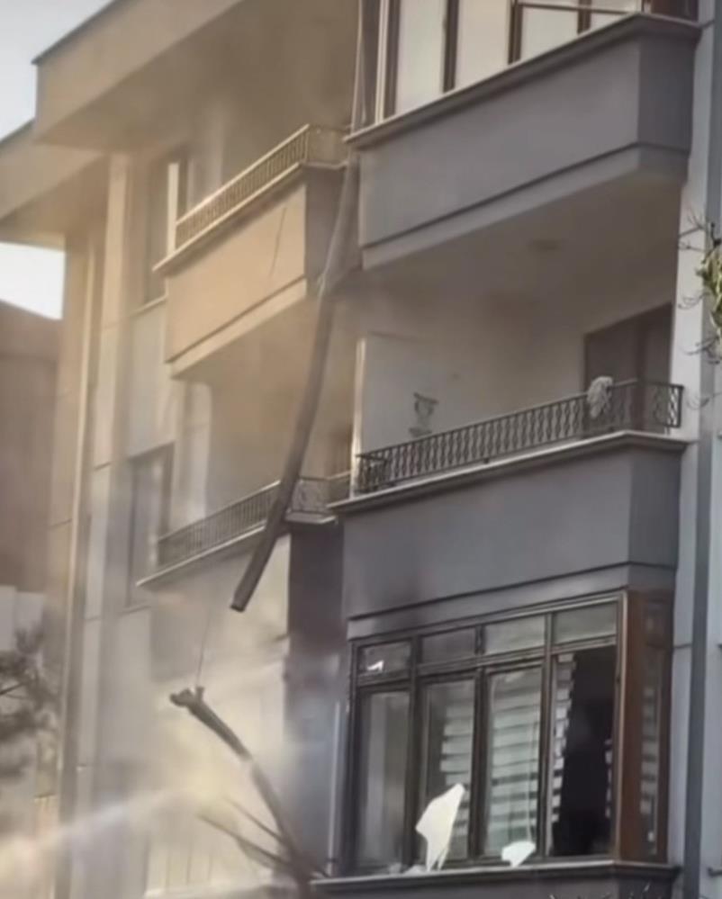 Bursa'da elektrikli araç şarj istasyonunda çıkan yangın, yakındaki daireye sıçradı.