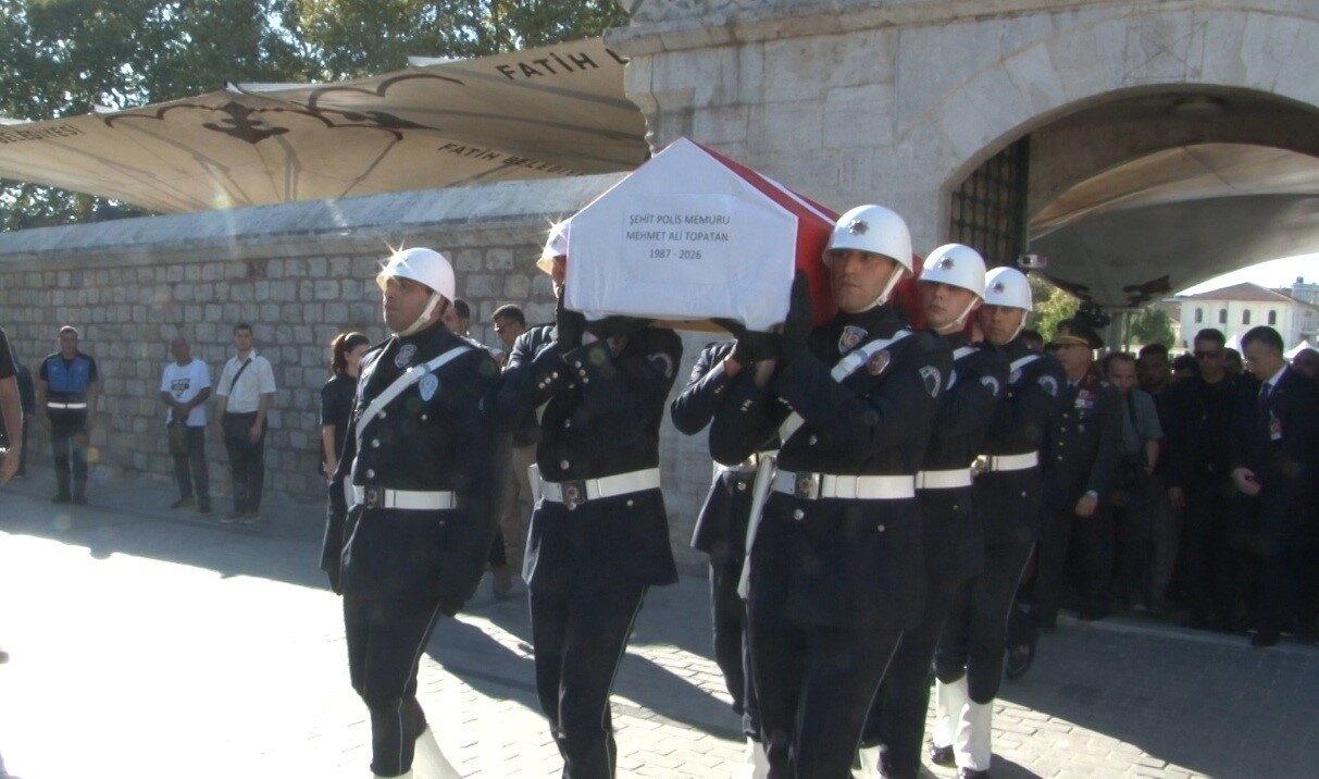 Esenyurt’ta denetim sırasında şehit olan polis memuru son yolculuğuna uğurlandı 16 Bülten Medya -