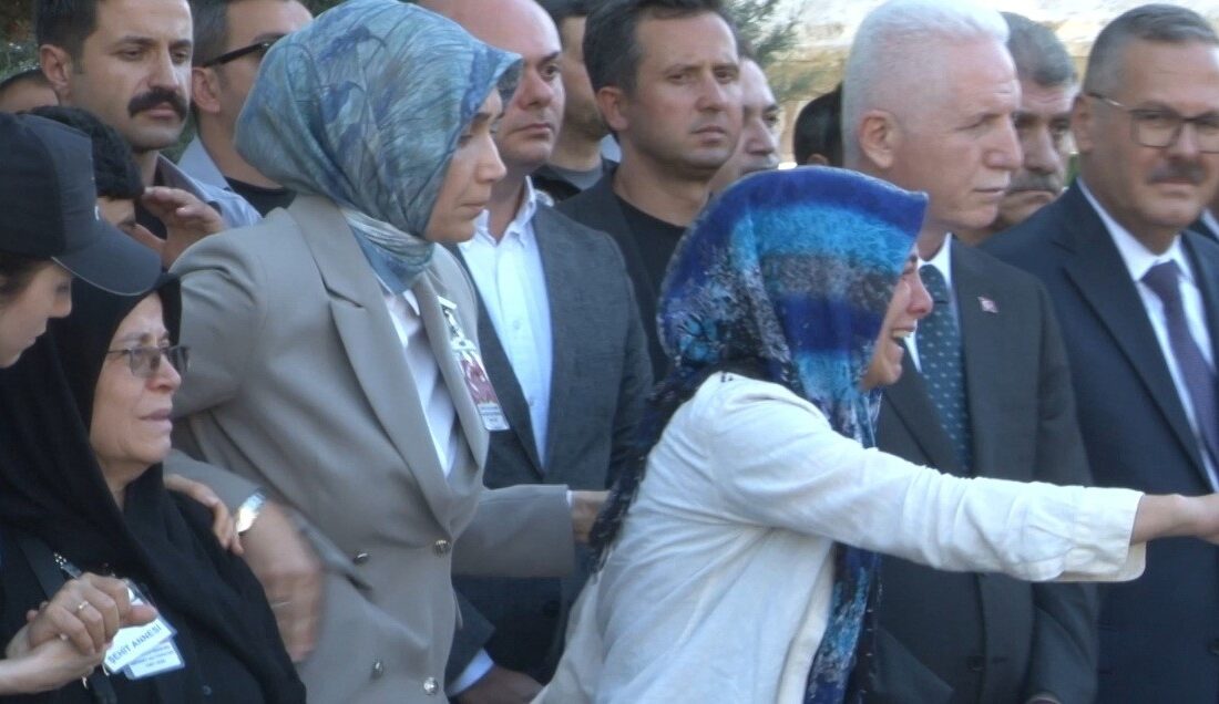 Esenyurt’ta denetim sırasında şehit olan polis memuru son yolculuğuna uğurlandı Esenyurt’ta trafik denetimi sırasında silahlı saldırıya uğrayarak şehit olan polis