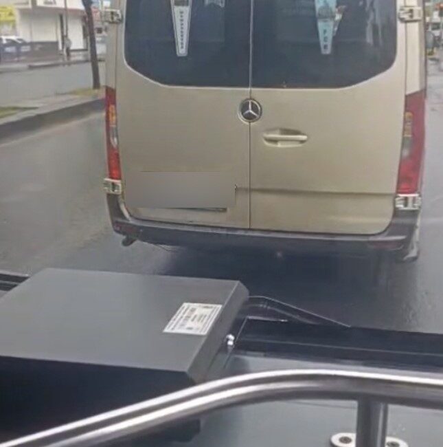 Esenyurt’ta bir dolmuş sürücüsü, İETT otobüsünün önünü keserek ilerlemesine engel