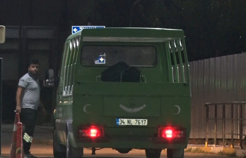 Evinde ölü bulunan oyuncu Serhat Kılıç’ın cenazesi Adli Tıp Kurumu’na kaldırıldı Kağıthane’deki evinde ölü bulunan oyuncu Serhat Kılıç’ın cenazesi, otopsi işlemleri