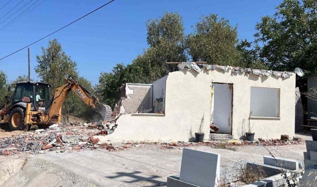 Ezine’de 7 kaçak yapı yıkıldı Çanakkale’de İl Özel İdaresi Yapı Kontrol Müdürlüğünce yürütülen çalışma çerçevesinde
