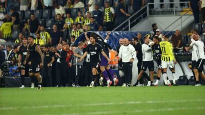 Fenerbahçe, evinde Beşiktaş’a 2-1 mağlup olurken, ezeli rakibine karşı 2