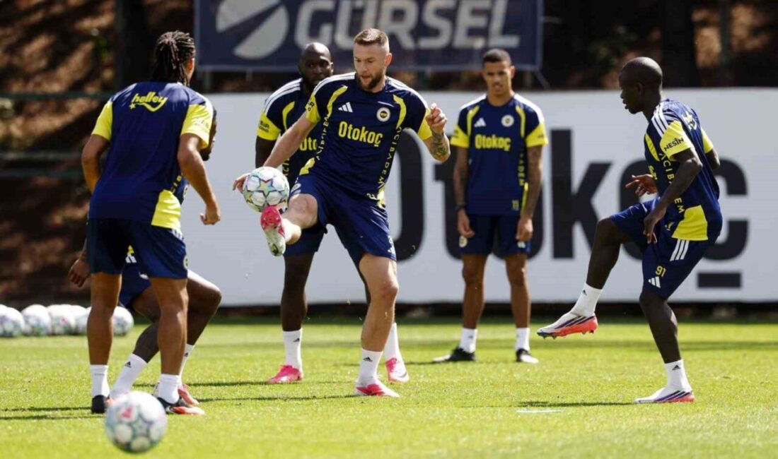 Fenerbahçe, Roma maçı hazırlıklarını sürdürdü Fenerbahçe, 10 Eylül Perşembe günü İtalya temsilcisi Roma ile oynayacağı