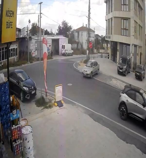 Geri manevra yaparken “DUR” tabelasına çarptı, öfkesini tabeladan çıkardı Tekirdağ’ın Kapaklı ilçesinde geri manevra yaptığı sırada yol kenarındaki “DUR”