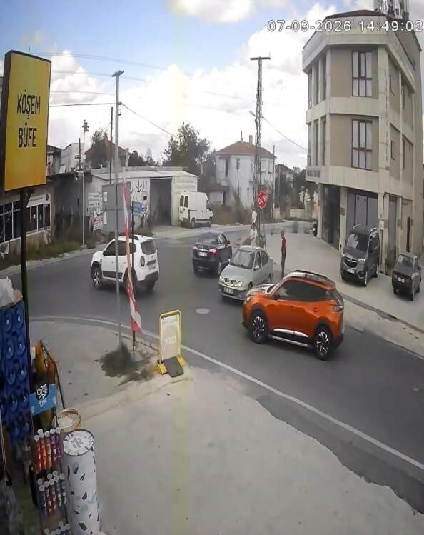 Geri manevra yaparken "DUR" tabelasına çarptı, öfkesini tabeladan çıkardı 8 Bülten Medya -