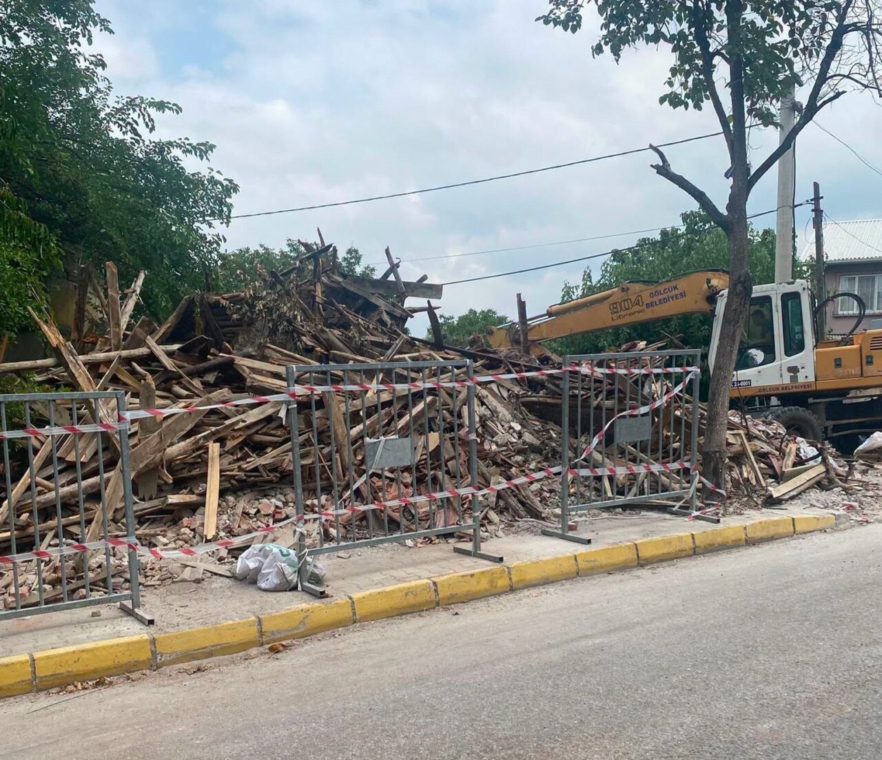 Gölcük’te 2 metruk bina daha yıkıldı 8 Bülten Medya -