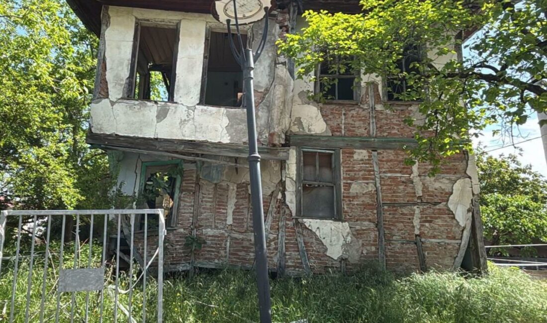 Gölcük’te 2 metruk bina daha yıkıldı Gölcük’te tehlike oluşturan 2 metruk binanın daha yıkılmasıyla ilçe genelinde
