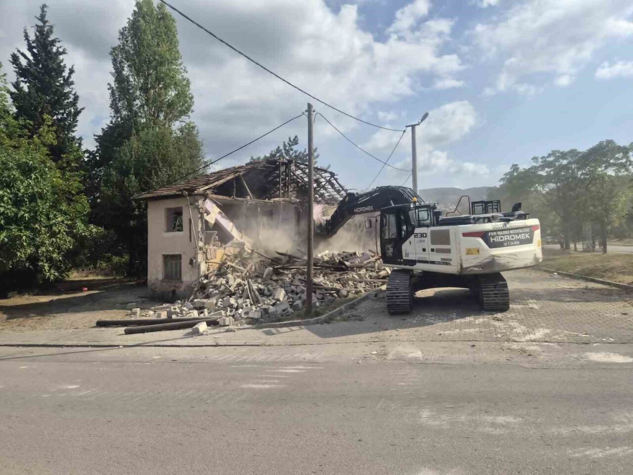 Gölcük’te 2 metruk bina daha yıkıldı 7 Bülten Medya -