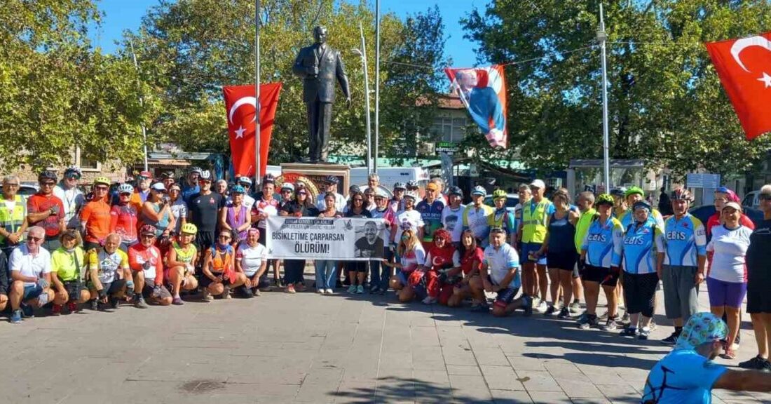 Gömeç ilçesinde, bisikletçiler geçtiğimiz ay iki aracın çarpması sonucu hayatını