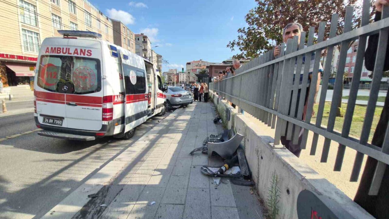 Güngören’de kaldırıma çıkan otomobil yayalara çarptı: 4 yaralı 13 Bülten Medya -