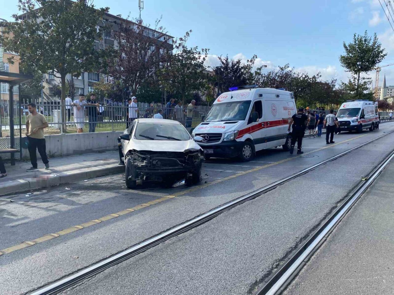 Güngören’de kaldırıma çıkan otomobil yayalara çarptı: 4 yaralı 16 Bülten Medya -