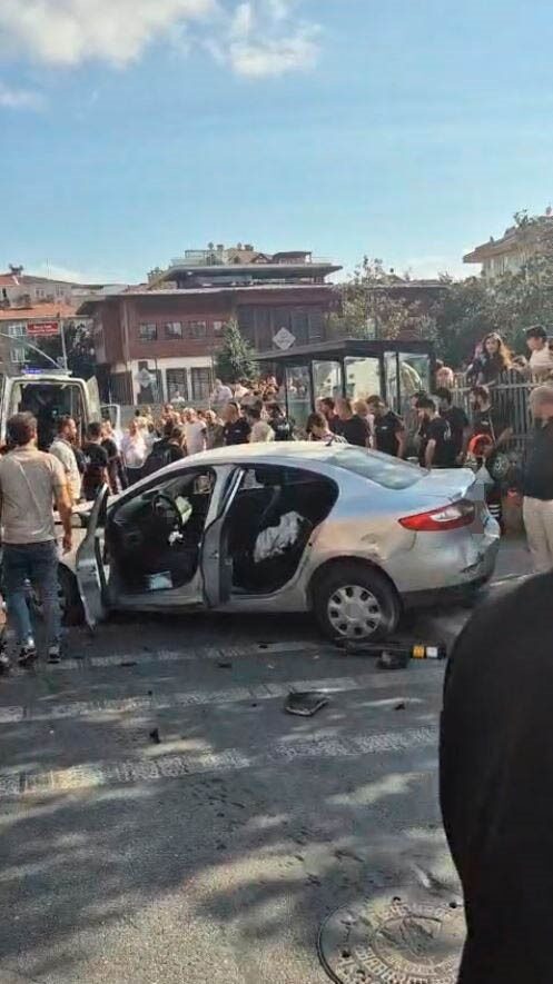 Güngören’de otomobil kaldırıma çıktı: 2 yayaya çarptı 7 Bülten Medya -