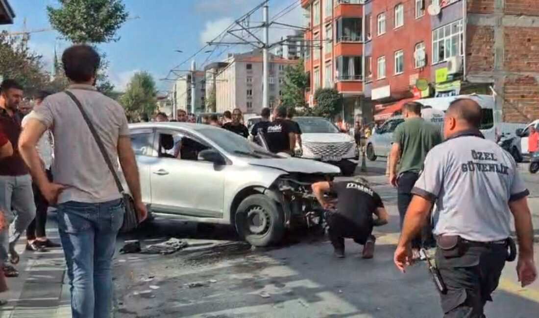 Güngören’de otomobil kaldırıma çıktı: 2 yayaya çarptı Güngören’de direksiyon hakimiyetini kaybeden sürücü, otomobiliyle kaldırıma çıkarak 2 yayaya