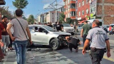 Güngören’de direksiyon hakimiyetini kaybeden sürücü, otomobiliyle kaldırıma çıkarak 2 yayaya
