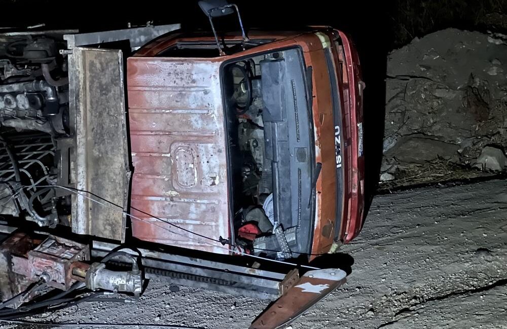 Bursa'da kontrolden çıkan iş makinesinin devrilmesi sonucu araçta sıkışan sürücü,