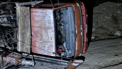 Bursa'da kontrolden çıkan iş makinesinin devrilmesi sonucu araçta sıkışan sürücü,