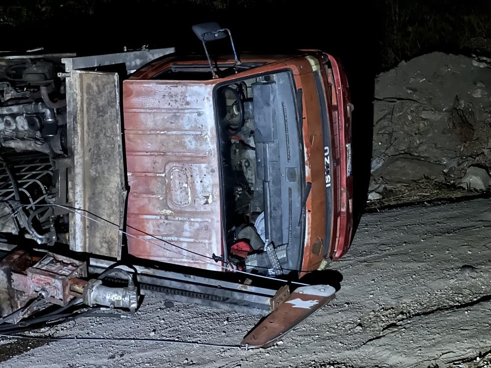 Bursa'da kontrolden çıkan iş makinesinin devrilmesi sonucu araçta sıkışan sürücü,