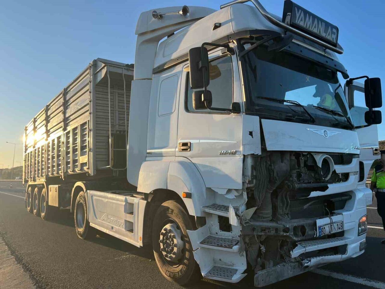 İstanbul Kuzey Marmara Otoyolu’nda seyir halindeki tır, hafif ticari araca çarptı : 6 yaralı 17 Bülten Medya -