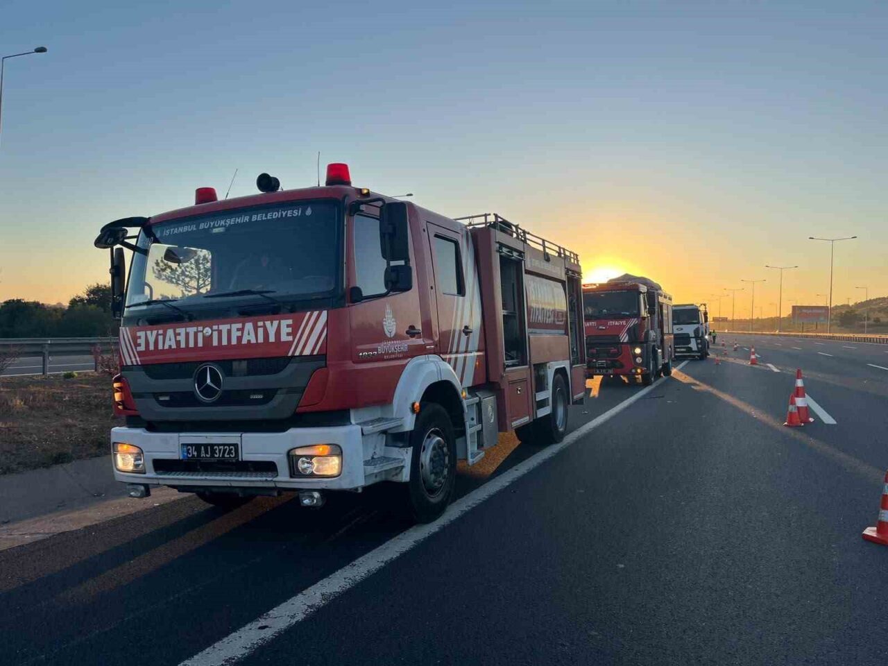 İstanbul Kuzey Marmara Otoyolu’nda seyir halindeki tır, hafif ticari araca çarptı : 6 yaralı 19 Bülten Medya -