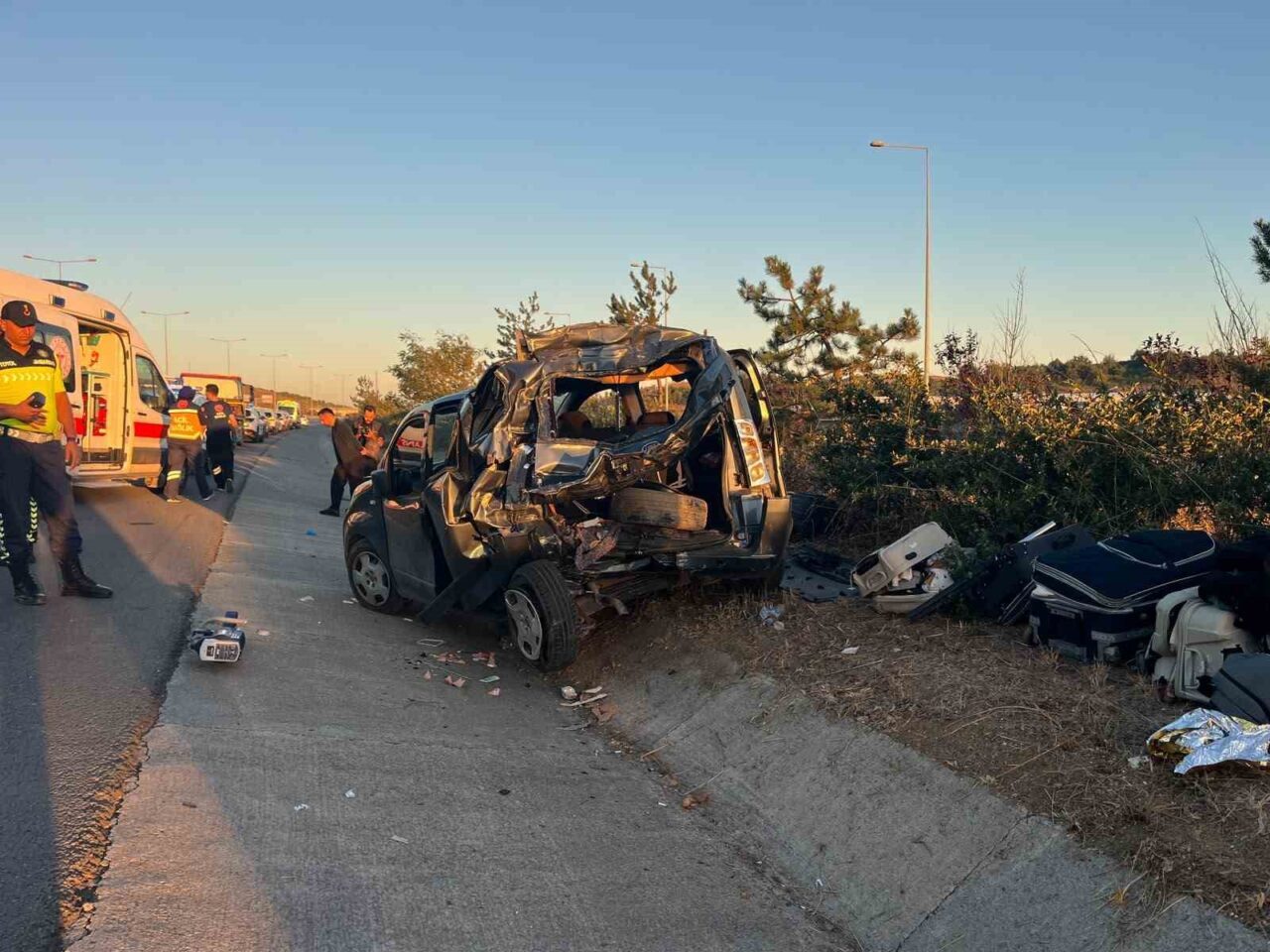 İstanbul Kuzey Marmara Otoyolu’nda seyir halindeki tır, hafif ticari araca çarptı : 6 yaralı 18 Bülten Medya -