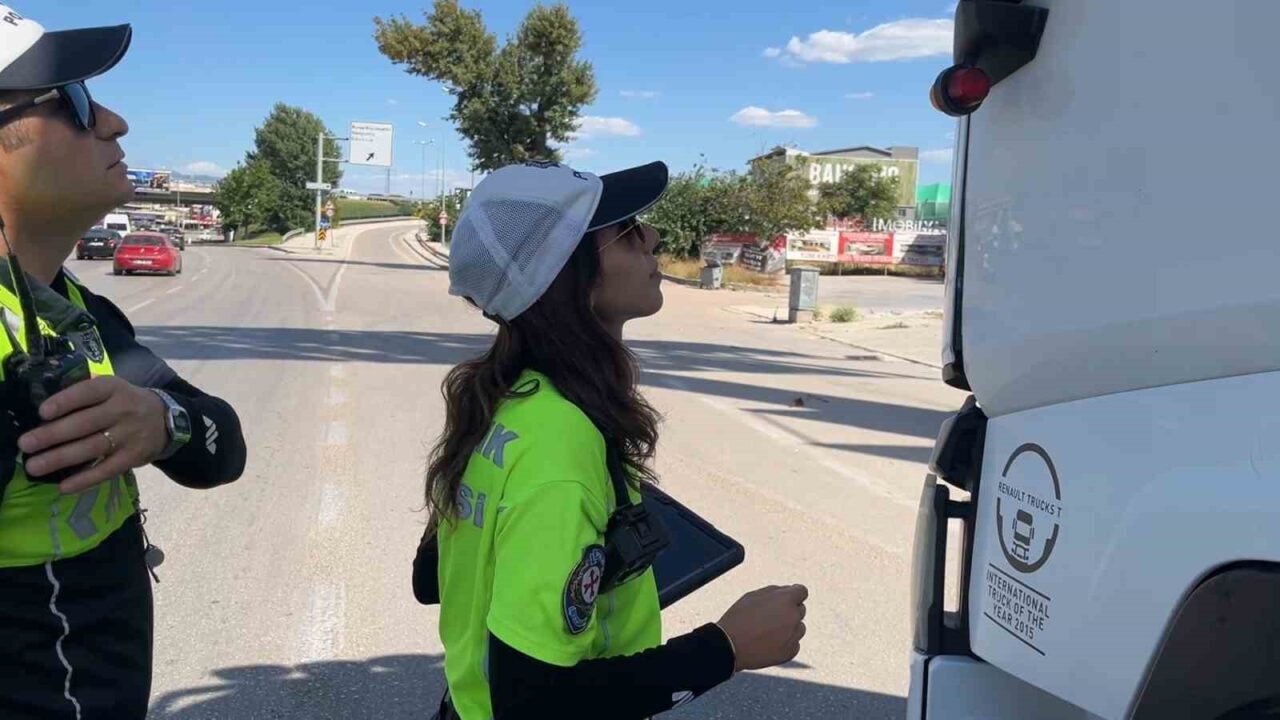 İzin belgesi olmayan tır ve kamyonlar polisten kaçamadı 15 Bülten Medya -