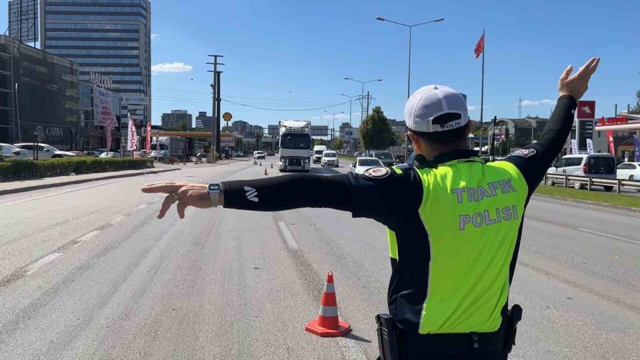 İzin belgesi olmayan tır ve kamyonlar polisten kaçamadı 14 Bülten Medya -