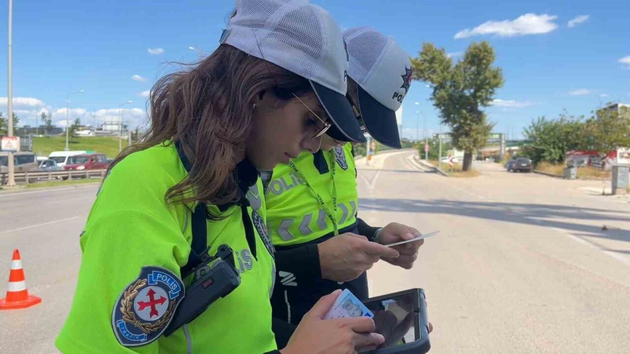 İzin belgesi olmayan tır ve kamyonlar polisten kaçamadı 13 Bülten Medya -