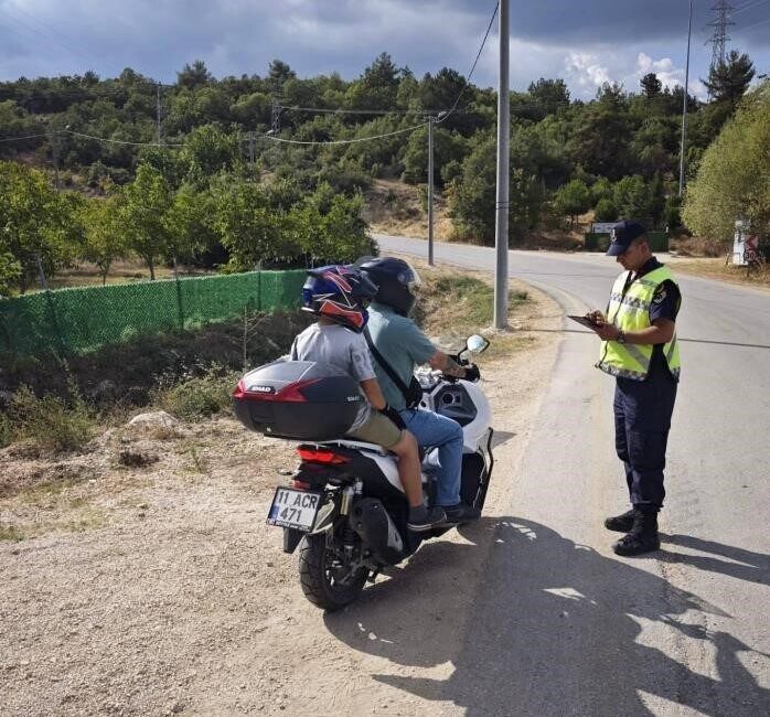 Jandarmadan motosiklet sürücülerine uyarı Bilecik İl Jandarma Komutanlığına bağlı trafik ekipleri motosiklet sürücülerine ekipmanları
