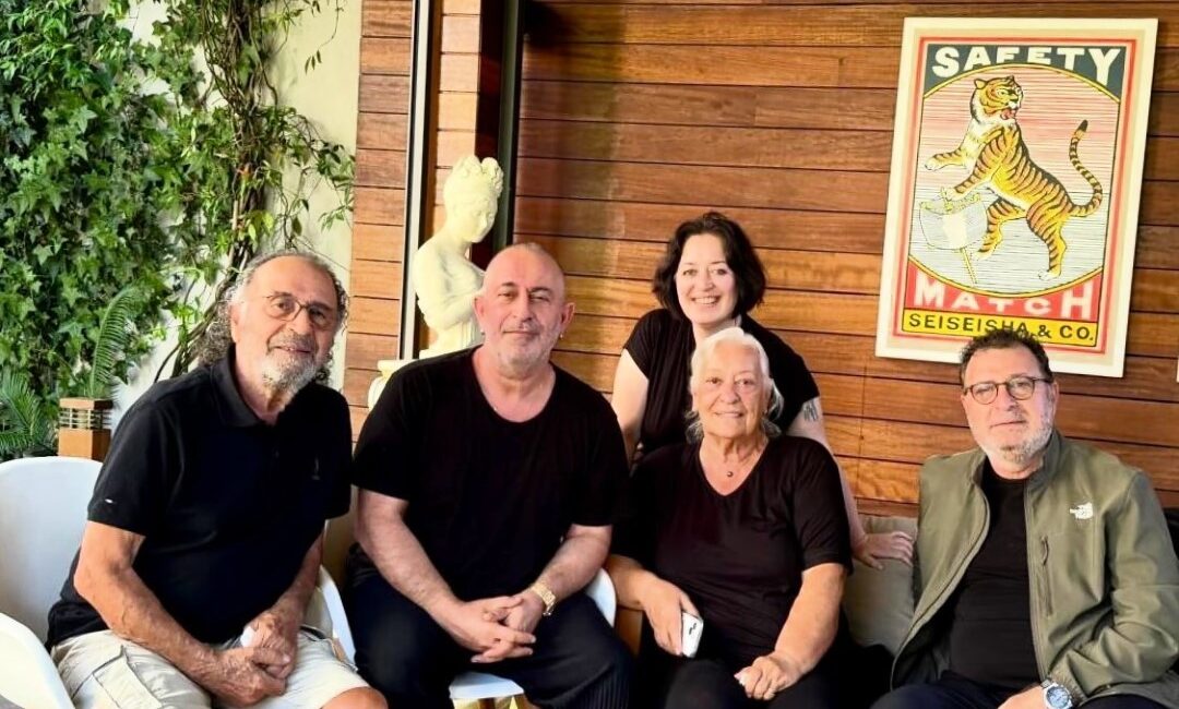 Kalp krizi geçiren Cem Yılmaz’dan mutlu aile fotoğrafı Çanakkale’nin Ayvacık ilçesindeki evinde 29 Ağustos günü kalp krizi geçiren