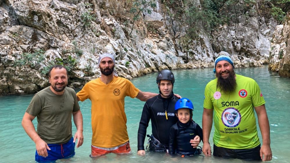 8 yaşındaki Asya, Abadiye Kanyonu’nu geçti Doğa ve kanyon sporlarının yaygınlaştırılması amacıyla faaliyetlerini sürdüren Kanyon Bursa