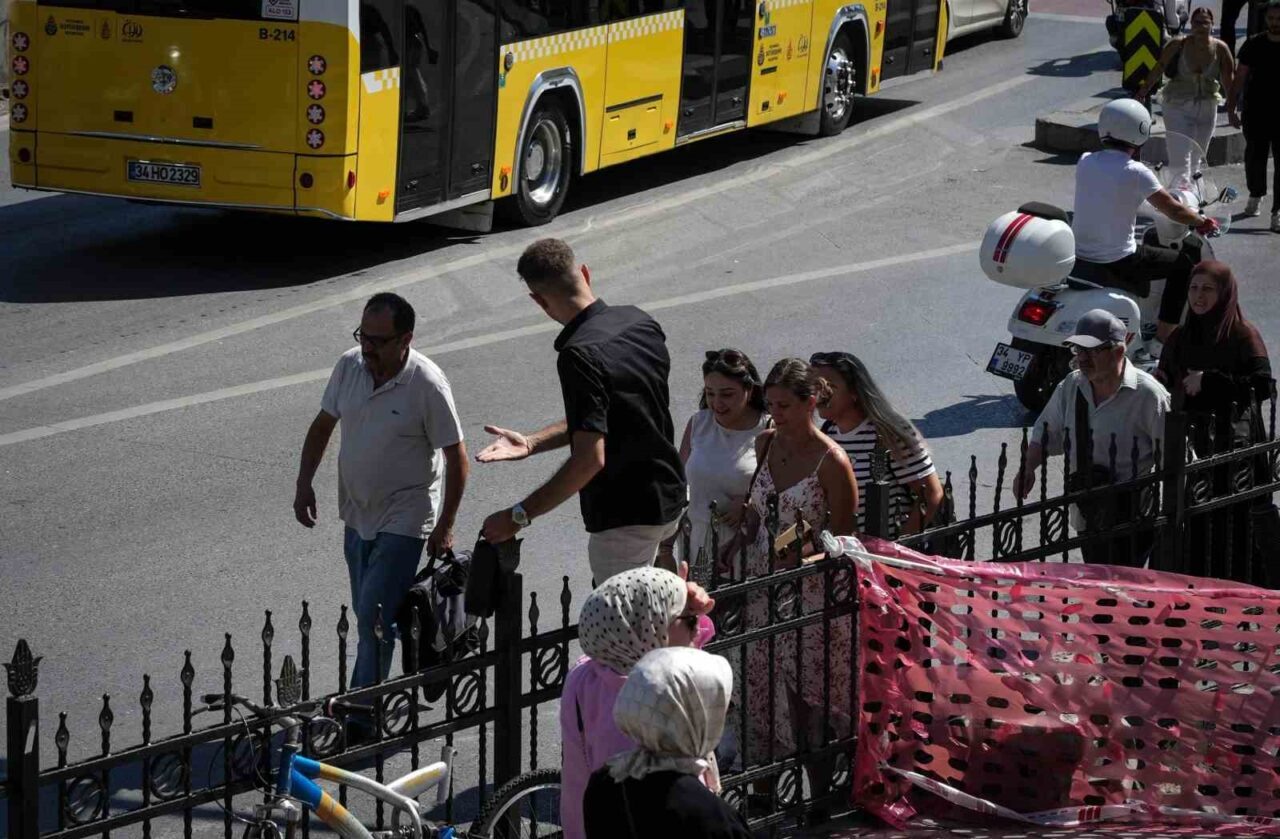 Karaköy’de yayaların bariyerlerle imtihanı, alt geçit var, kısa yol yok 39 Bülten Medya -