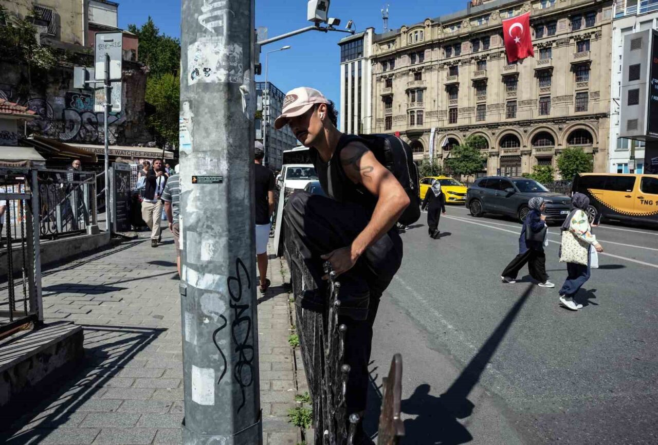 Karaköy’de yayaların bariyerlerle imtihanı, alt geçit var, kısa yol yok 44 Bülten Medya -