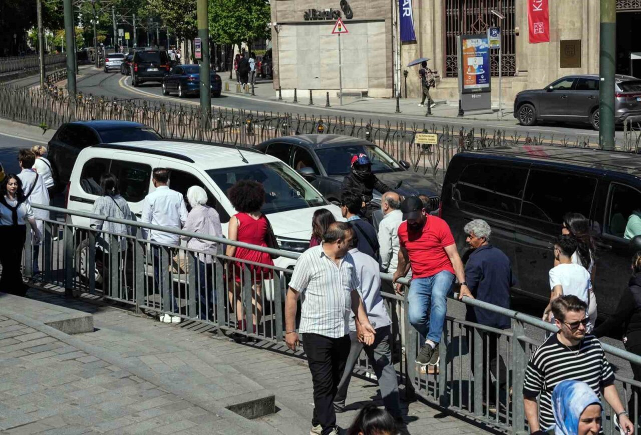 Karaköy’de yayaların bariyerlerle imtihanı, alt geçit var, kısa yol yok 36 Bülten Medya -