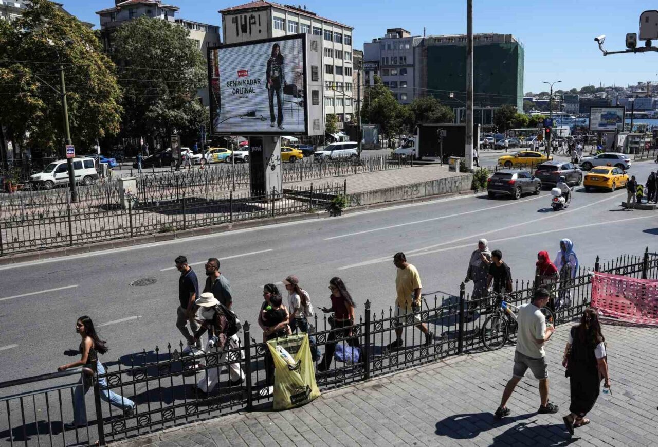 Karaköy’de yayaların bariyerlerle imtihanı, alt geçit var, kısa yol yok 38 Bülten Medya -