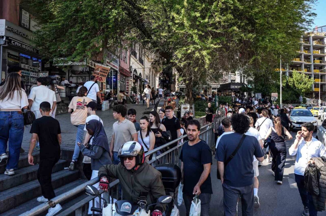 Karaköy’de yayaların bariyerlerle imtihanı, alt geçit var, kısa yol yok 37 Bülten Medya -