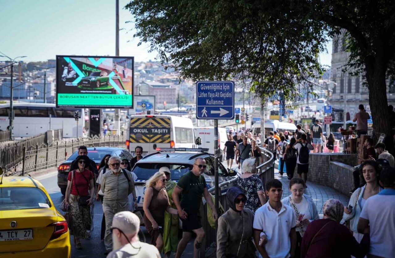 Karaköy’de yayaların bariyerlerle imtihanı, alt geçit var, kısa yol yok 41 Bülten Medya -