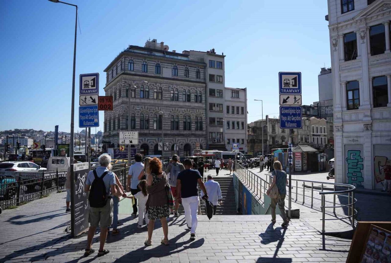 Karaköy’de yayaların bariyerlerle imtihanı, alt geçit var, kısa yol yok 42 Bülten Medya -