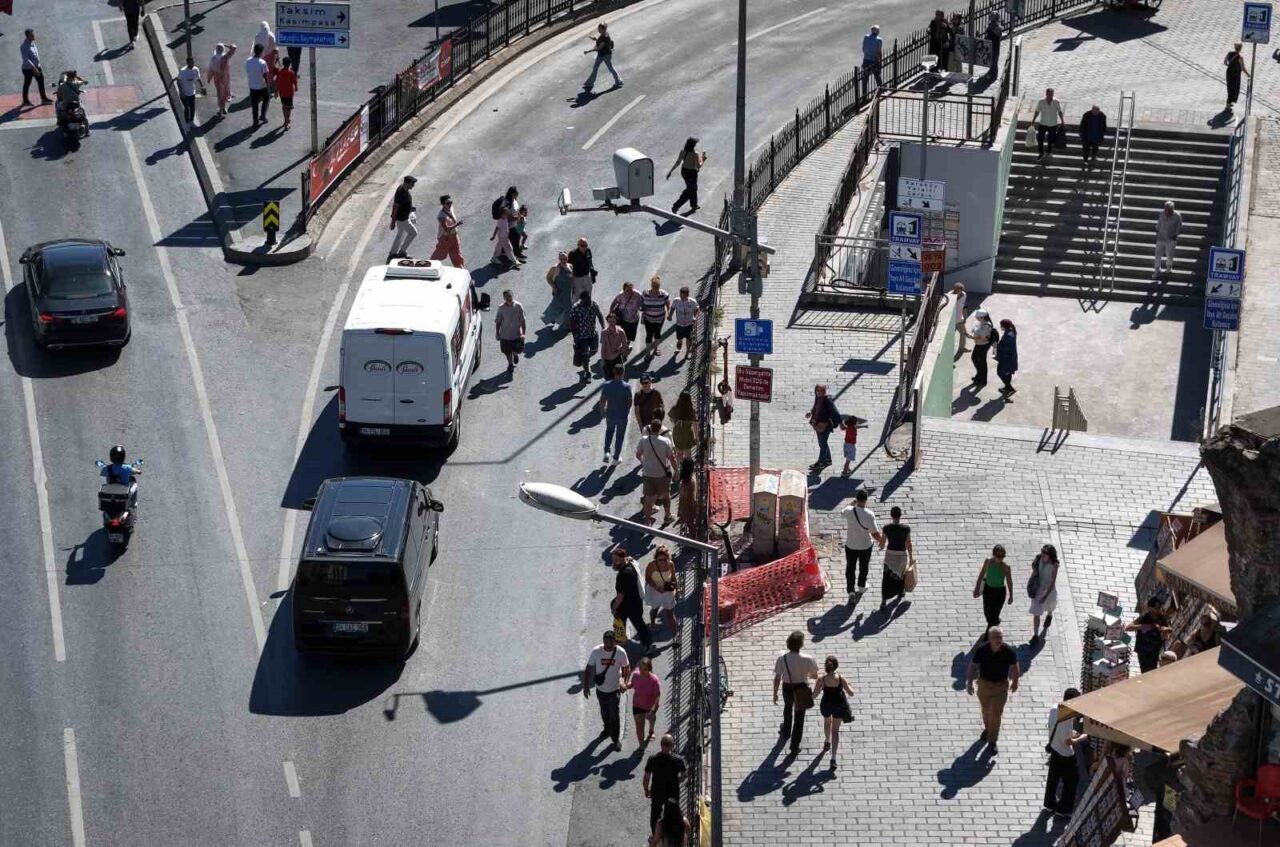 Karaköy’de yayaların bariyerlerle imtihanı, alt geçit var, kısa yol yok 35 Bülten Medya -